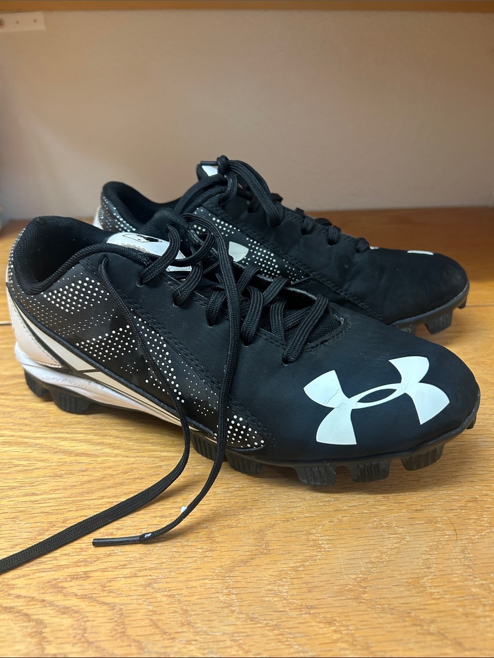 Under Armour Black Cleats with White Logo Accents Sz 7